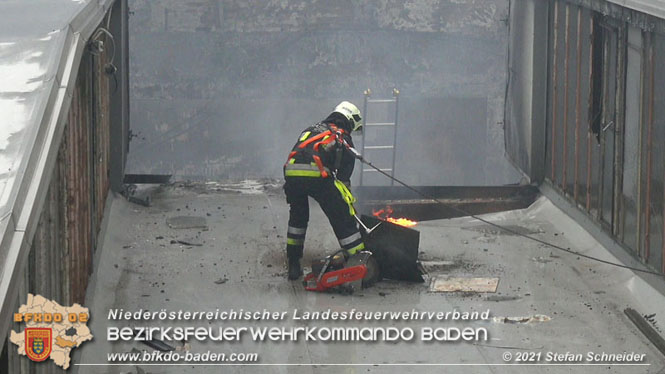 20210922 Weitere Nachlscharbeiten beim Grobrand im Gewerbepark Traiskirchen