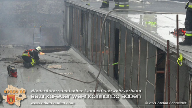 20210922 Weitere Nachlscharbeiten beim Grobrand im Gewerbepark Traiskirchen