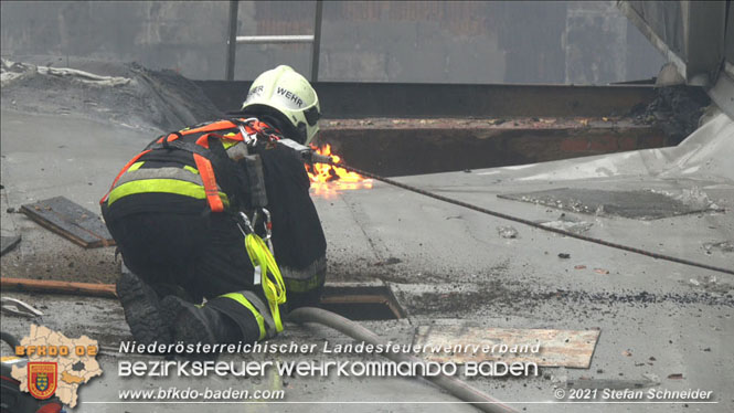 20210922 Weitere Nachlscharbeiten beim Grobrand im Gewerbepark Traiskirchen