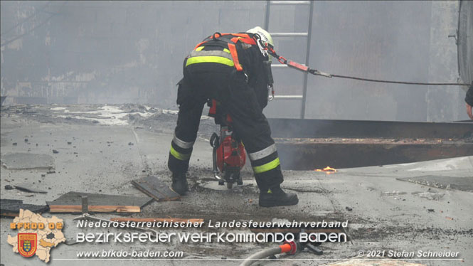 20210922 Weitere Nachlscharbeiten beim Grobrand im Gewerbepark Traiskirchen