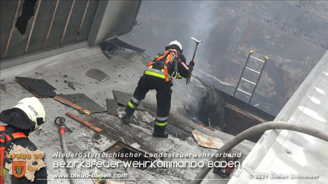 20210922 Weitere Nachlscharbeiten beim Grobrand im Gewerbepark Traiskirchen