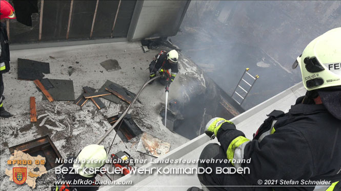 20210922 Weitere Nachlscharbeiten beim Grobrand im Gewerbepark Traiskirchen