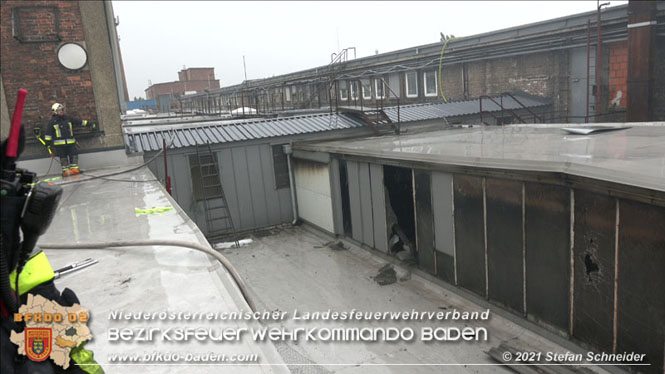 20210922 Weitere Nachlöscharbeiten beim Großbrand im Gewerbepark Traiskirchen 20210922 Weitere Nachlöscharbeiten beim Großbrand im Gewerbepark Traiskirchen