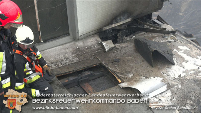 20210922 Weitere Nachlöscharbeiten beim Großbrand im Gewerbepark Traiskirchen 20210922 Weitere Nachlöscharbeiten beim Großbrand im Gewerbepark Traiskirchen