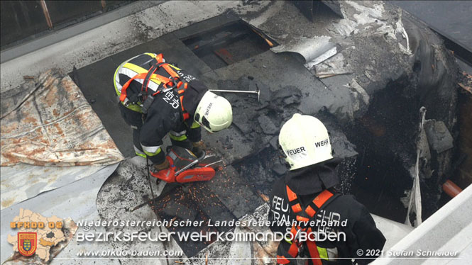 20210922 Weitere Nachlöscharbeiten beim Großbrand im Gewerbepark Traiskirchen 20210922 Weitere Nachlöscharbeiten beim Großbrand im Gewerbepark Traiskirchen