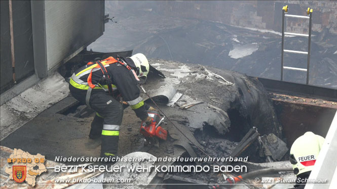 20210922 Weitere Nachlscharbeiten beim Grobrand im Gewerbepark Traiskirchen