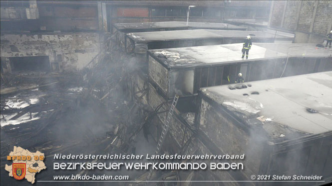 20210922 Weitere Nachlöscharbeiten beim Großbrand im Gewerbepark Traiskirchen 20210922 Weitere Nachlöscharbeiten beim Großbrand im Gewerbepark Traiskirchen