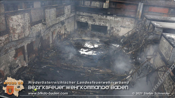 20210922 Weitere Nachlöscharbeiten beim Großbrand im Gewerbepark Traiskirchen 20210922 Weitere Nachlöscharbeiten beim Großbrand im Gewerbepark Traiskirchen