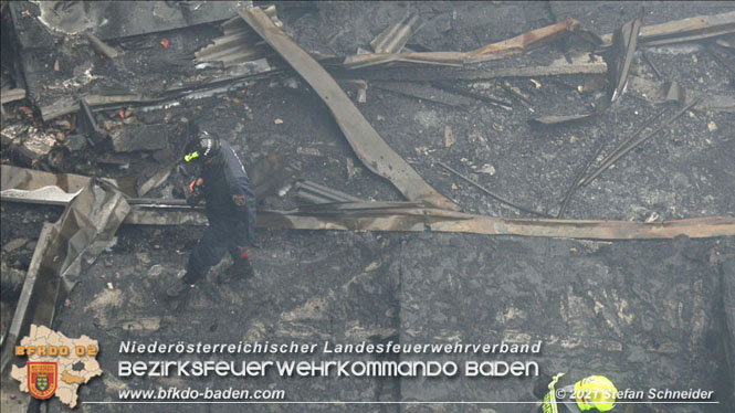 20210922 Weitere Nachlscharbeiten beim Grobrand im Gewerbepark Traiskirchen