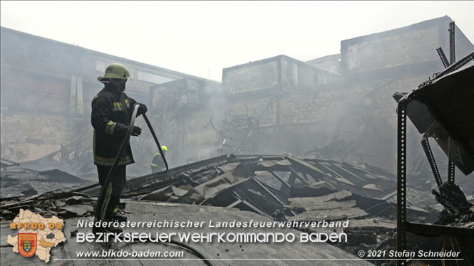 20210922 Weitere Nachlöscharbeiten beim Großbrand im Gewerbepark Traiskirchen 20210922 Weitere Nachlöscharbeiten beim Großbrand im Gewerbepark Traiskirchen