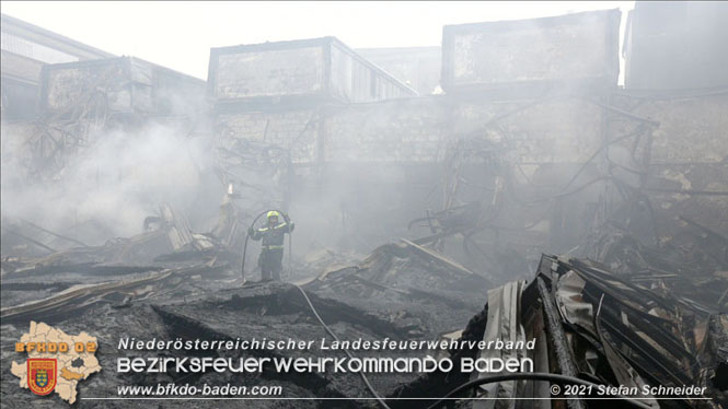 20210922 Weitere Nachlscharbeiten beim Grobrand im Gewerbepark Traiskirchen