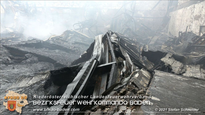 20210922 Weitere Nachlöscharbeiten beim Großbrand im Gewerbepark Traiskirchen 20210922 Weitere Nachlöscharbeiten beim Großbrand im Gewerbepark Traiskirchen