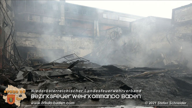20210922 Weitere Nachlöscharbeiten beim Großbrand im Gewerbepark Traiskirchen 20210922 Weitere Nachlöscharbeiten beim Großbrand im Gewerbepark Traiskirchen