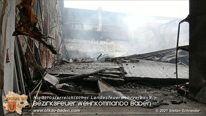 20210922 Weitere Nachlscharbeiten beim Grobrand im Gewerbepark Traiskirchen