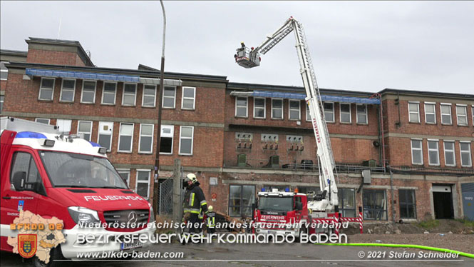 20210922 Weitere Nachlscharbeiten beim Grobrand im Gewerbepark Traiskirchen