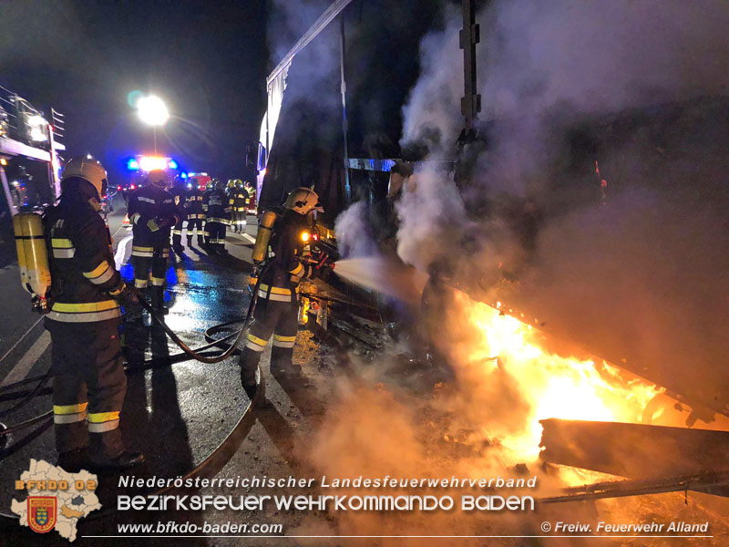 20211028 LKW Brand auf der A21 bei Hochstra   Foto:  Freiwillige Feuerwehr Alland