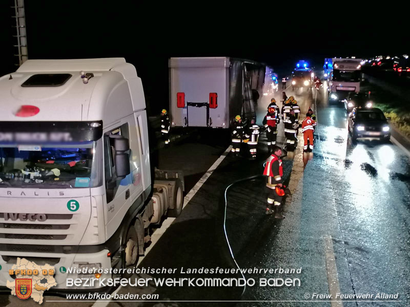 20211028 LKW Brand auf der A21 bei Hochstra   Foto:  Freiwillige Feuerwehr Alland