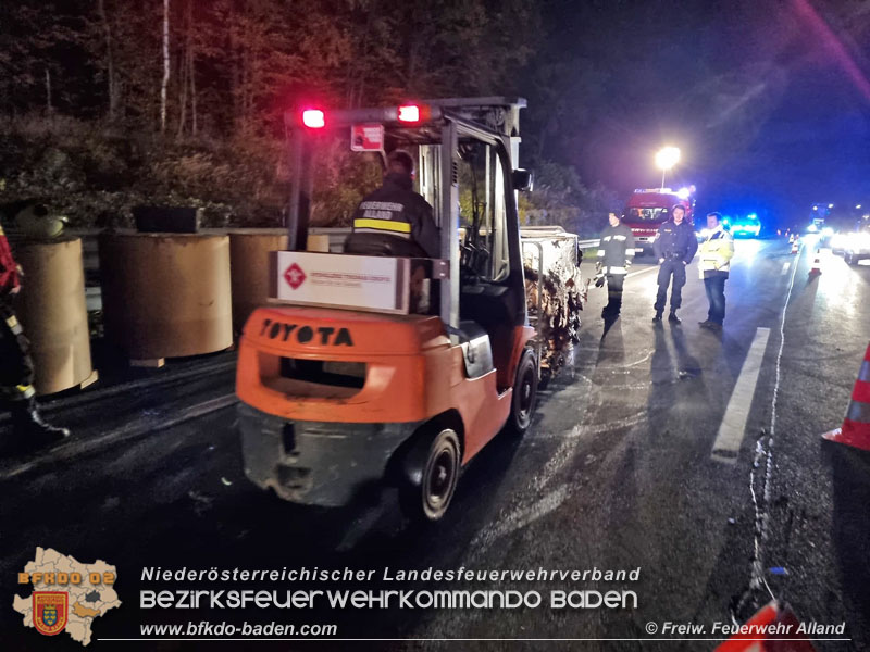 20211028 LKW Brand auf der A21 bei Hochstra   Foto:  Freiwillige Feuerwehr Alland