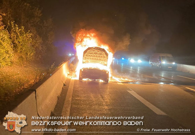 20211029 Fahrzeugbrand auf der A21 zwischen Hochstrass und Alland   Foto:  Freiwillige Feuerwehr Hochstrass