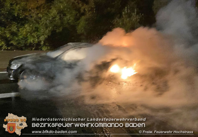 20211029 Fahrzeugbrand auf der A21 zwischen Hochstrass und Alland   Foto:  Freiwillige Feuerwehr Hochstrass