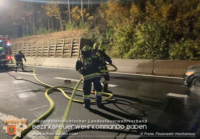 20211029 Fahrzeugbrand auf der A21 zwischen Hochstrass und Alland   Foto:  Freiwillige Feuerwehr Hochstrass