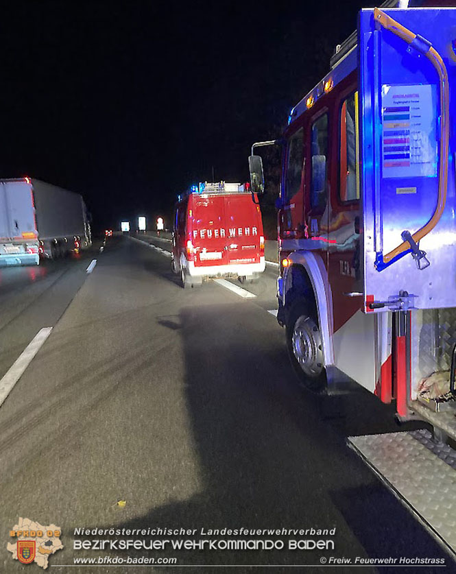 20211029 Fahrzeugbrand auf der A21 zwischen Hochstrass und Alland   Foto:  Freiwillige Feuerwehr Hochstrass