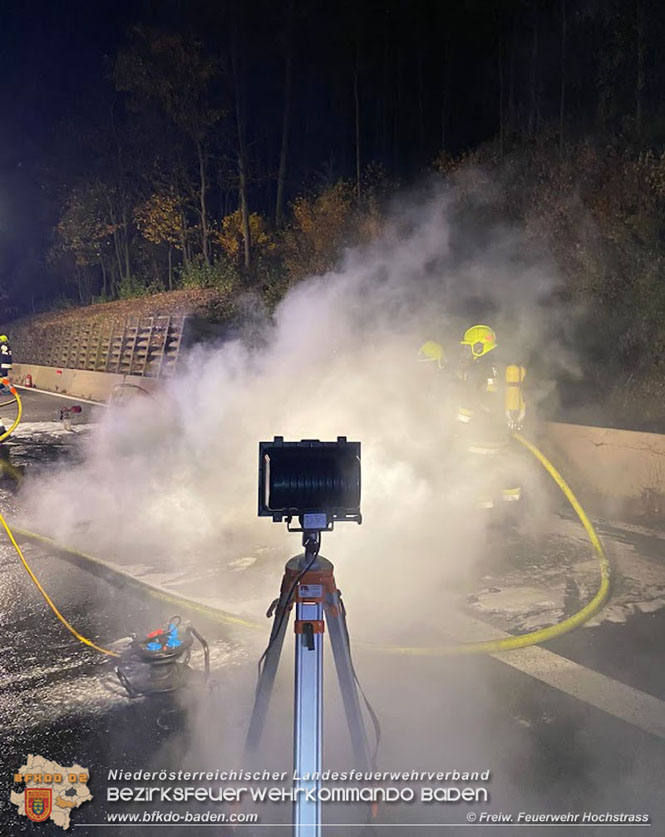 20211029 Fahrzeugbrand auf der A21 zwischen Hochstrass und Alland   Foto:  Freiwillige Feuerwehr Hochstrass