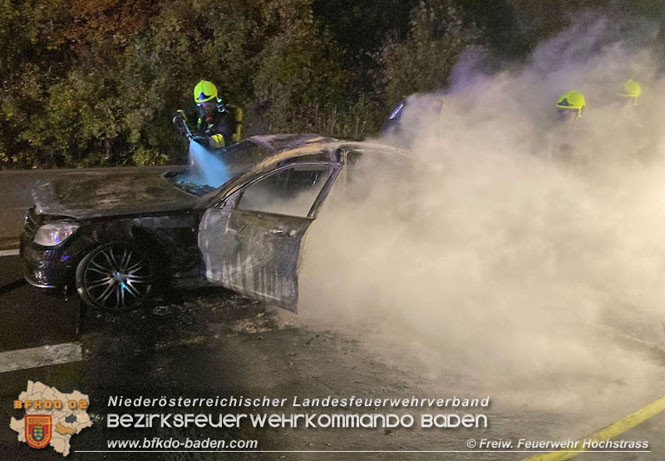 20211029 Fahrzeugbrand auf der A21 zwischen Hochstrass und Alland   Foto:  Freiwillige Feuerwehr Hochstrass