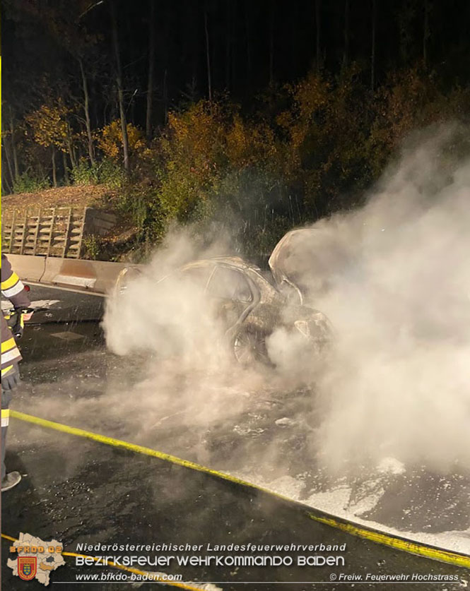 20211029 Fahrzeugbrand auf der A21 zwischen Hochstrass und Alland   Foto:  Freiwillige Feuerwehr Hochstrass