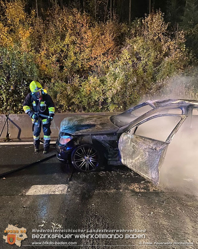 20211029 Fahrzeugbrand auf der A21 zwischen Hochstrass und Alland   Foto:  Freiwillige Feuerwehr Hochstrass