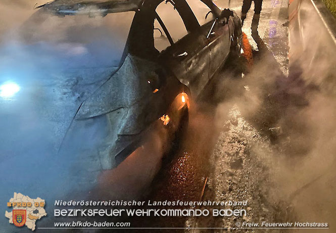 20211029 Fahrzeugbrand auf der A21 zwischen Hochstrass und Alland   Foto:  Freiwillige Feuerwehr Hochstrass