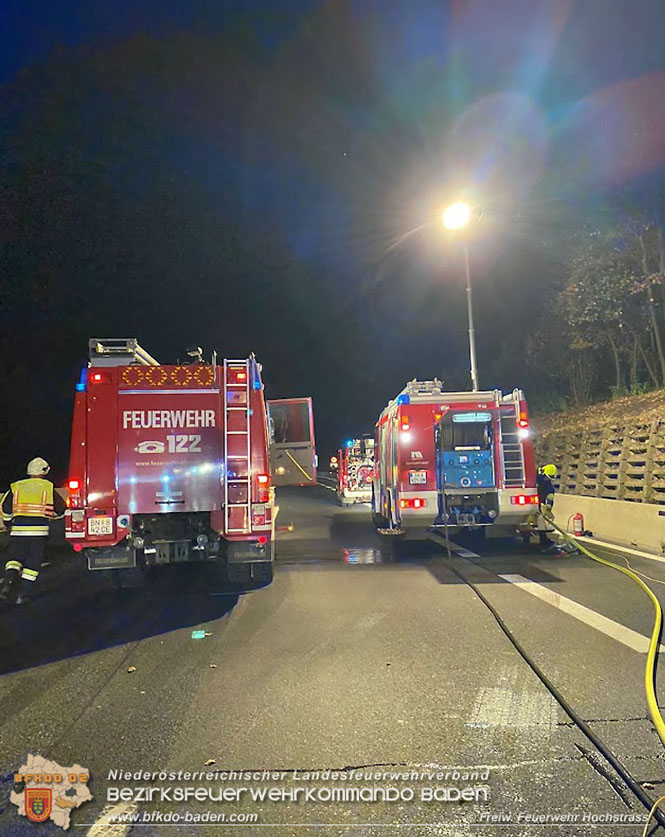 20211029 Fahrzeugbrand auf der A21 zwischen Hochstrass und Alland   Foto:  Freiwillige Feuerwehr Hochstrass