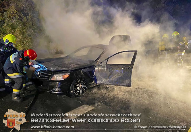 20211029 Fahrzeugbrand auf der A21 zwischen Hochstrass und Alland   Foto:  Freiwillige Feuerwehr Hochstrass