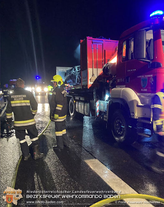 20211029 Fahrzeugbrand auf der A21 zwischen Hochstrass und Alland   Foto:  Freiwillige Feuerwehr Hochstrass