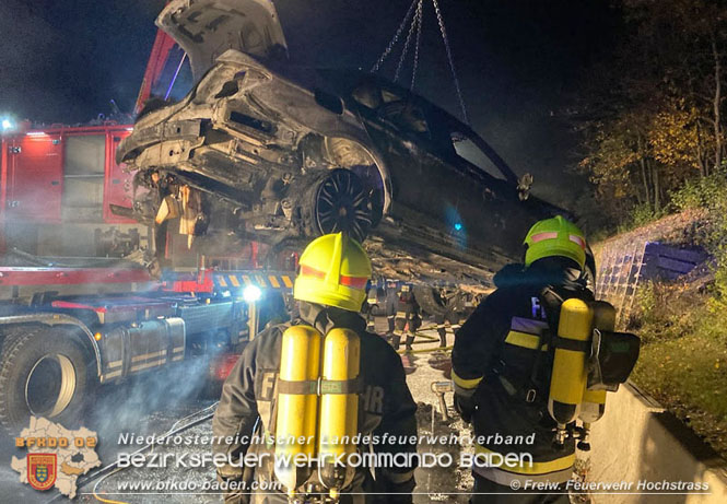 20211029 Fahrzeugbrand auf der A21 zwischen Hochstrass und Alland   Foto:  Freiwillige Feuerwehr Hochstrass