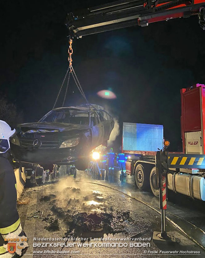 20211029 Fahrzeugbrand auf der A21 zwischen Hochstrass und Alland   Foto:  Freiwillige Feuerwehr Hochstrass