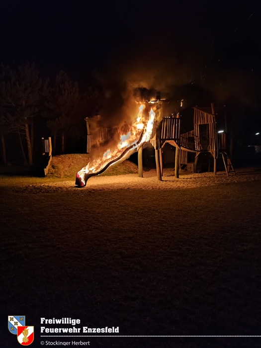 20211105 Kinderrutsche am Enzesfelder Spielplatz in Brand gesetzt   Foto: © Herbert Stockinger