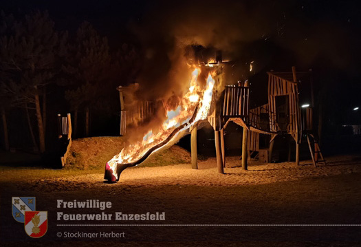 20211105 Kinderrutsche am Enzesfelder Spielplatz in Brand gesetzt   Foto:  Herbert Stockinger