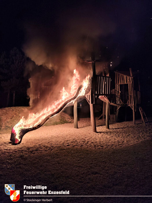 20211105 Kinderrutsche am Enzesfelder Spielplatz in Brand gesetzt   Foto:  Herbert Stockinger