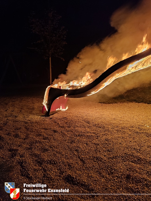 20211105 Kinderrutsche am Enzesfelder Spielplatz in Brand gesetzt   Foto:  Herbert Stockinger