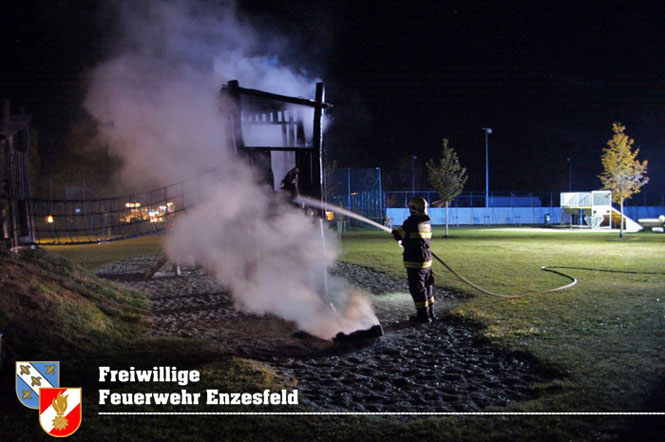 20211105 Kinderrutsche am Enzesfelder Spielplatz in Brand gesetzt   Foto:  Freiwillige Feuerwehr Enzesfeld