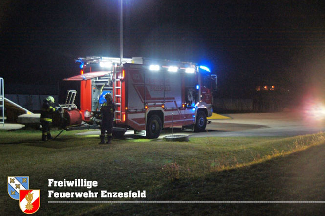 20211105 Kinderrutsche am Enzesfelder Spielplatz in Brand gesetzt   Foto:  Freiwillige Feuerwehr Enzesfeld