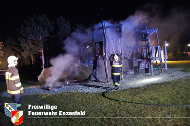 20211105 Kinderrutsche am Enzesfelder Spielplatz in Brand gesetzt   Foto:  Freiwillige Feuerwehr Enzesfeld