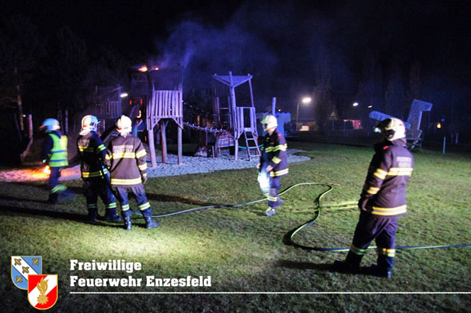 20211105 Kinderrutsche am Enzesfelder Spielplatz in Brand gesetzt   Foto:  Freiwillige Feuerwehr Enzesfeld