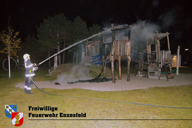 20211105 Kinderrutsche am Enzesfelder Spielplatz in Brand gesetzt   Foto:  Freiwillige Feuerwehr Enzesfeld