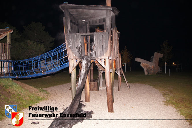 20211105 Kinderrutsche am Enzesfelder Spielplatz in Brand gesetzt   Foto:  Freiwillige Feuerwehr Enzesfeld