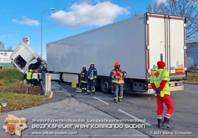 20211123 Lkw Unfall mit Dieselaustritt an der Bezirksgrenze Baden - Mdling  Foto: Stefan Schneider BFKDO Baden