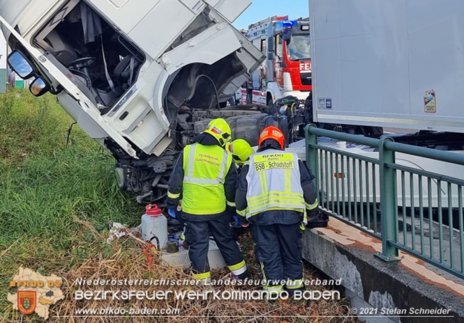 20211123 Lkw Unfall mit Dieselaustritt an der Bezirksgrenze Baden - Mdling  Foto: Stefan Schneider BFKDO Baden