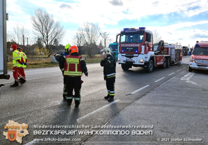 20211123 Lkw Unfall mit Dieselaustritt an der Bezirksgrenze Baden - Mödling Foto: Stefan Schneider BFKDO Baden 20211123 Lkw Unfall mit Dieselaustritt an der Bezirksgrenze Baden - Mödling Foto: Stefan Schneider BFKDO Baden