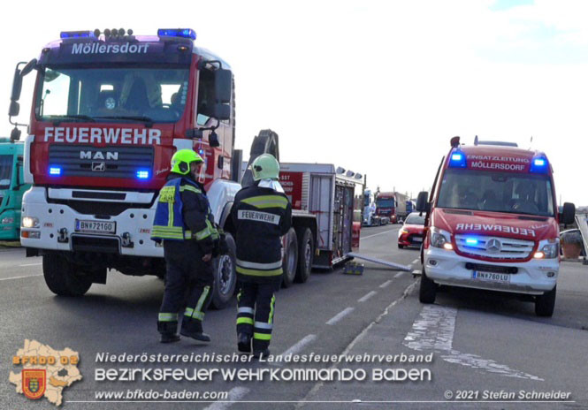 20211123 Lkw Unfall mit Dieselaustritt an der Bezirksgrenze Baden - Mödling  Foto: Stefan Schneider BFKDO Baden
